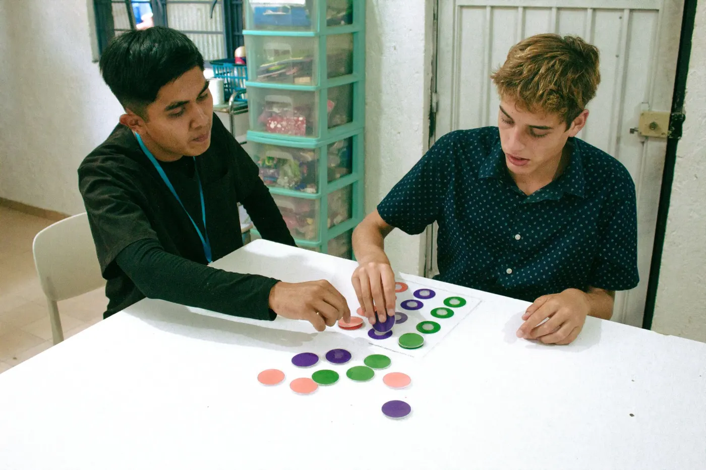 Actividad de psicomotricidad con fichas de colores